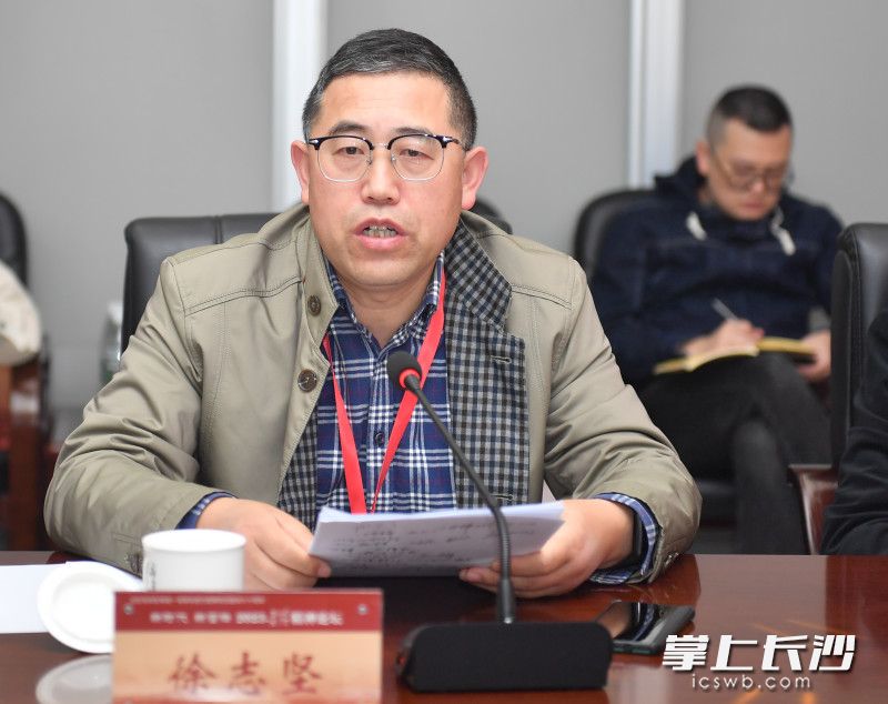 上海工业大学马克思主义学院中国化教研室主任徐志坚，从榜样示范、制度构建、精神弘扬等方面讲述了雷锋精神的时代内涵。