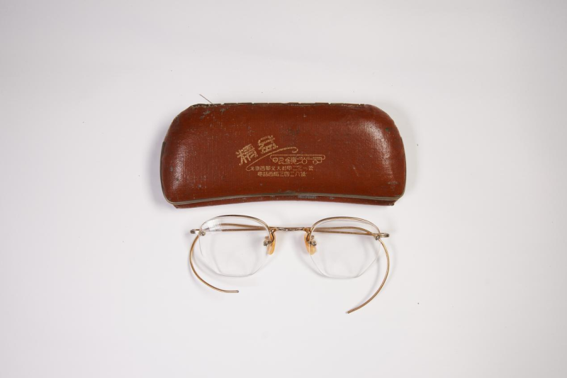 刘少奇戴过的金丝边水晶带框老花眼镜（带盒），一级文物。