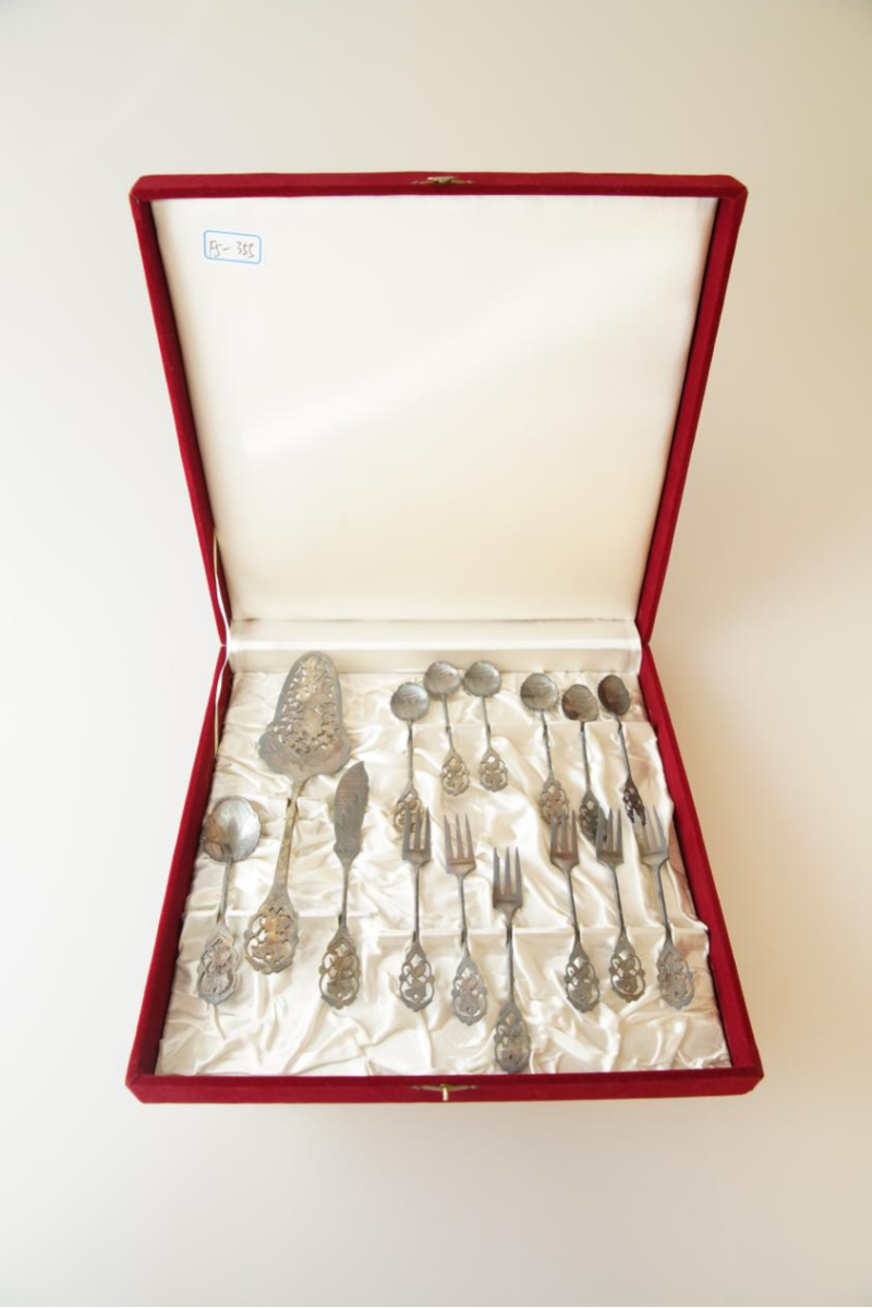 上世纪50至60年代印度尼西亚政府送给刘少奇、王光美的银质餐具（附盒），一级文物。均为受访方供图