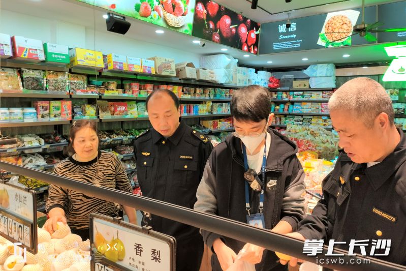 宁乡市市监局工作人员抽检食用农产品。