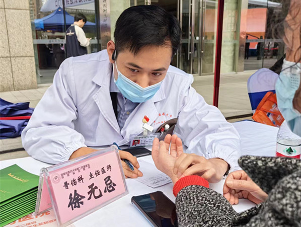 湖南中医药大学第二附属医院知名专家为社区居民进行义诊。