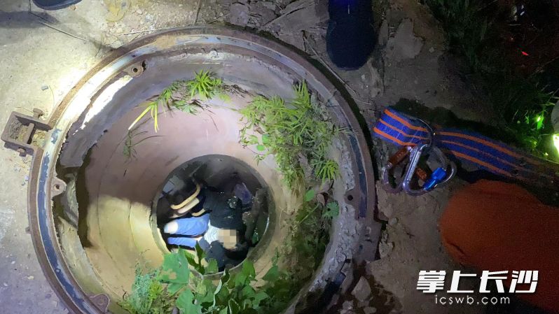女子坠入深井被困，同行者报警求助。均为长沙晚报通讯员 刘扶桑 供图