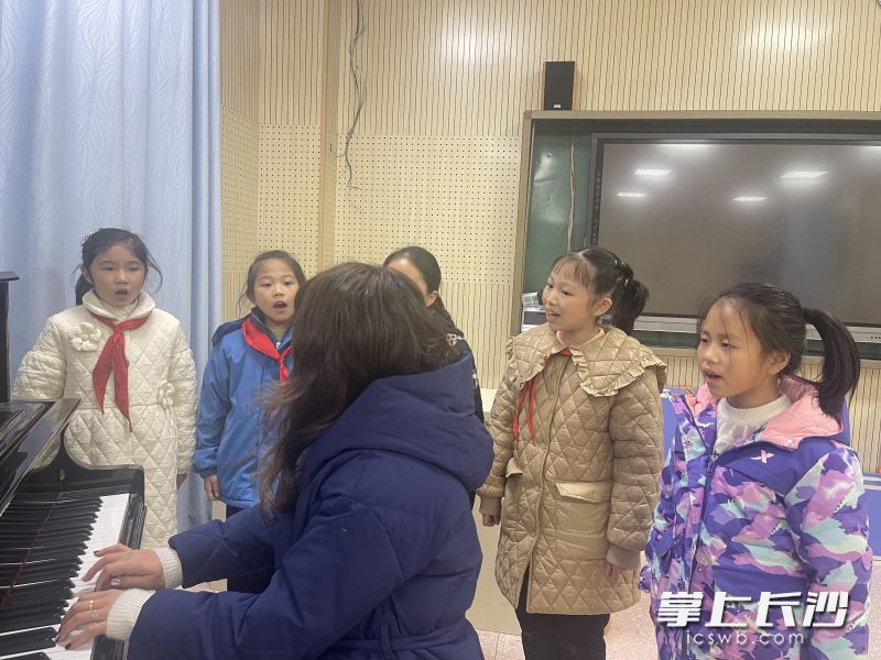 几名学生在老师的指导下练习唱歌。  均为长沙晚报通讯员杨亲云供图
