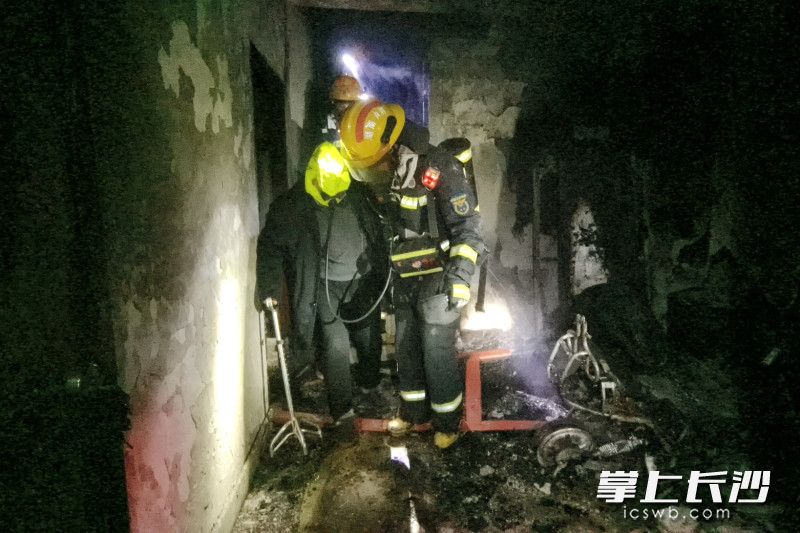 火场中，一名老人被消防员成功救出。均为长沙晚报通讯员 熊方圆 供图