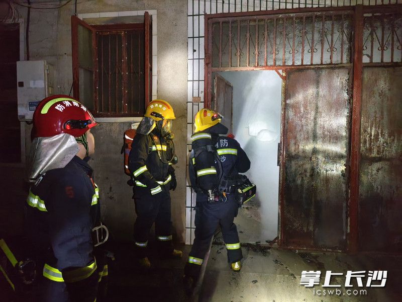 消防救援人员迅速开展火灾扑救工作。