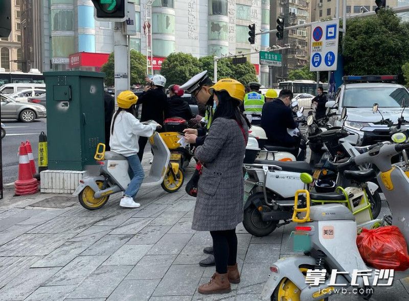3月30日，在芙蓉路松桂园，交警对电动车驾驶人违法进行进行安全教育。