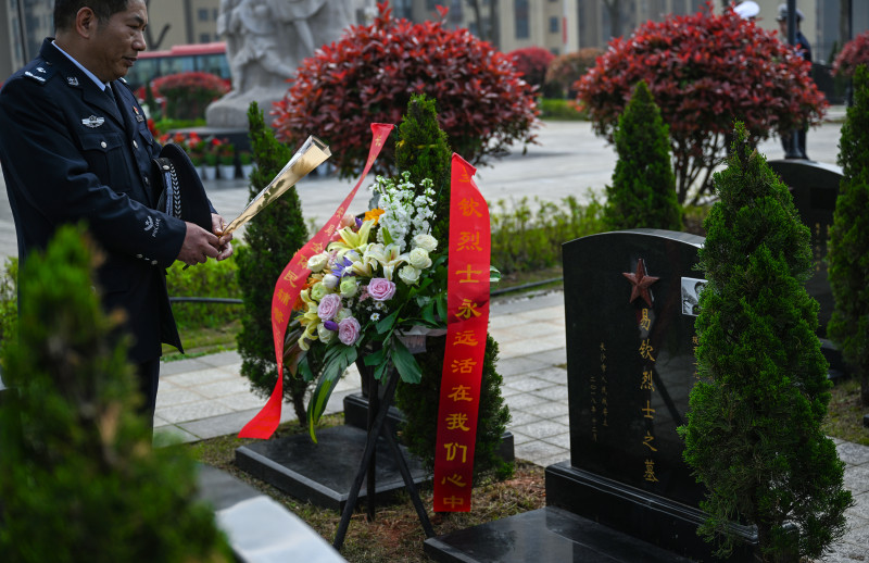 公安民警到烈士的墓前献花。