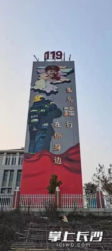 涂鸦壁画中涵盖了雷锋、消防员、望城等元素。