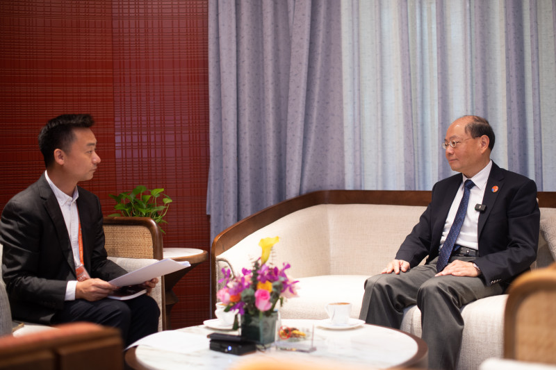 博鳌经安论坛大会主席曾伟雄（右）接受采访。 均为长沙晚报全媒体记者 黄启晴 摄