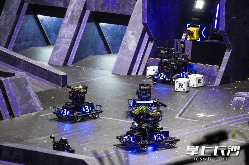 比赛中，蓝方湖北工业大学”力创RM战队“的“英雄”、“步兵”、“哨兵”、“工程”机器人聚集在一起准备向对方发起进攻。 