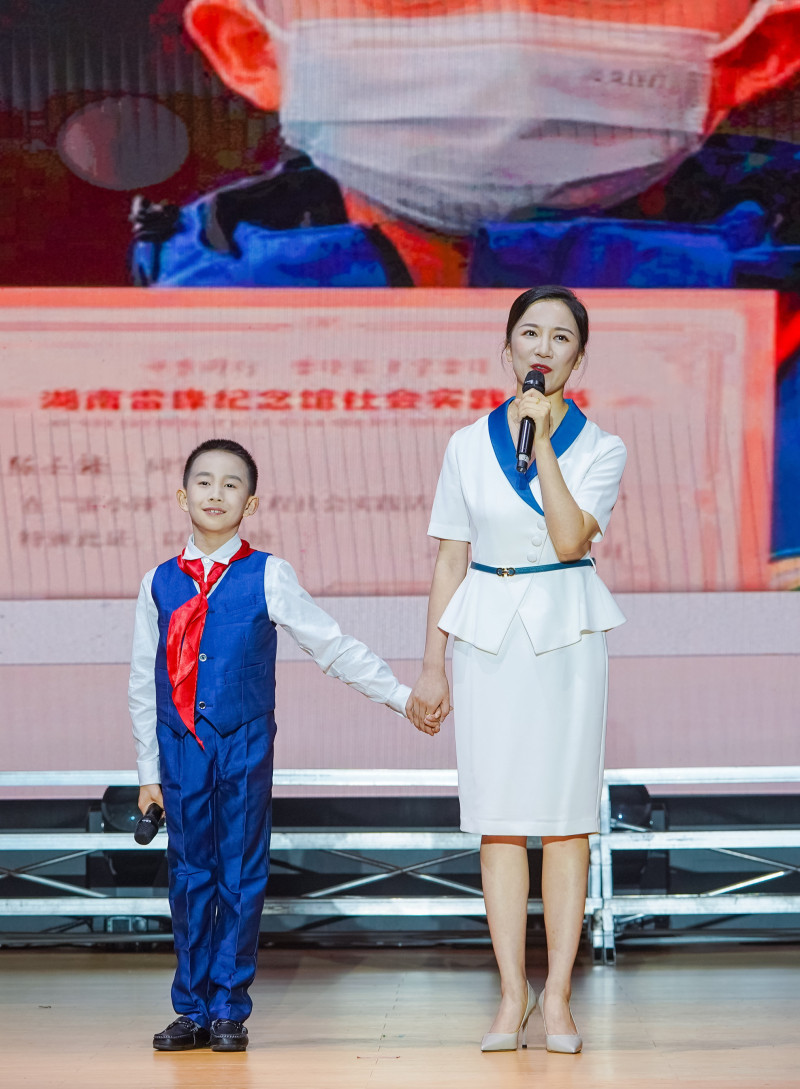 “新时代长沙好少年”陈子锋和妈妈张璐琪同台亮相，娓娓讲述了一家三代以宣讲传承雷锋精神为荣的故事。