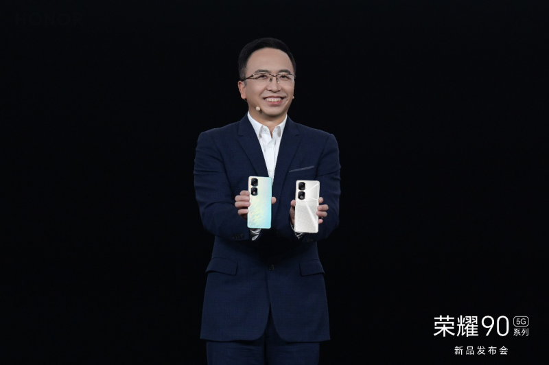 荣耀终端有限公司CEO赵明展示荣耀90。