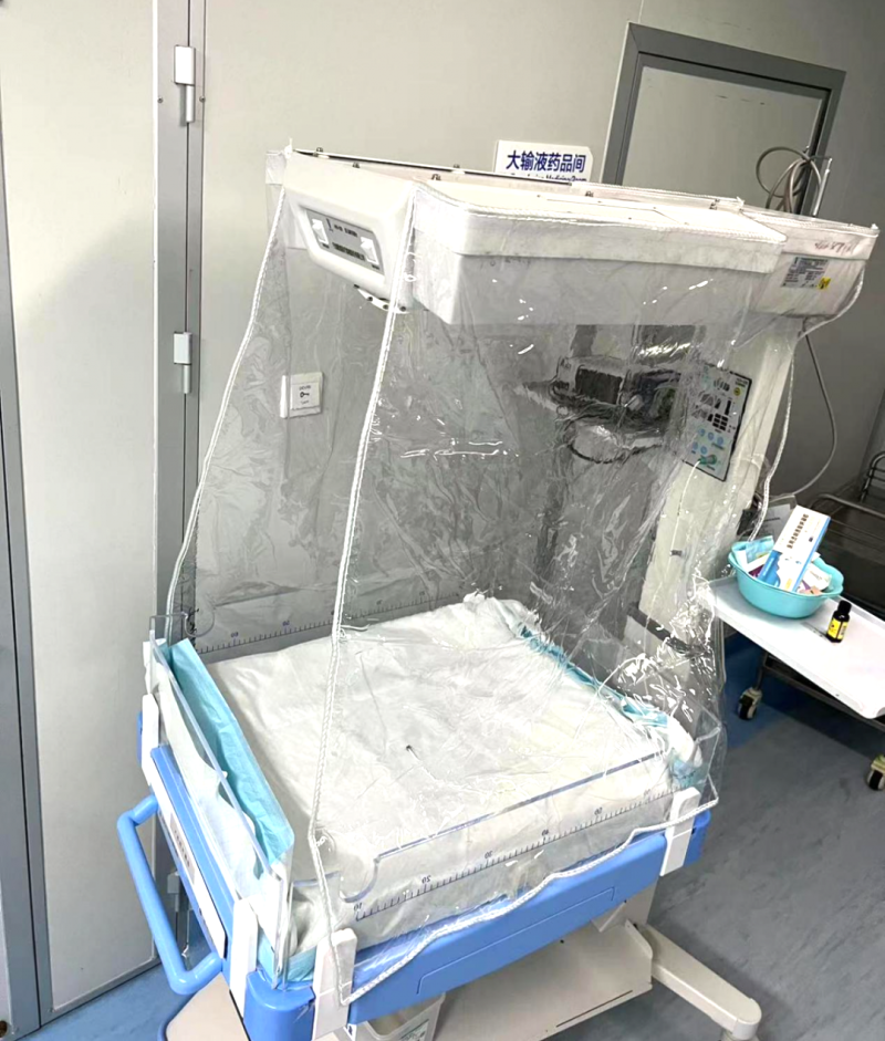 给婴儿辐射台“穿件保暖外衣”，避免新生儿低温症的发生。