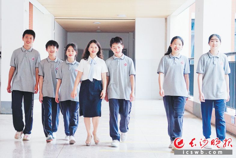 校长吴燕敏说，学校把每一个老师放在心上，老师把每一个学生放在心上。