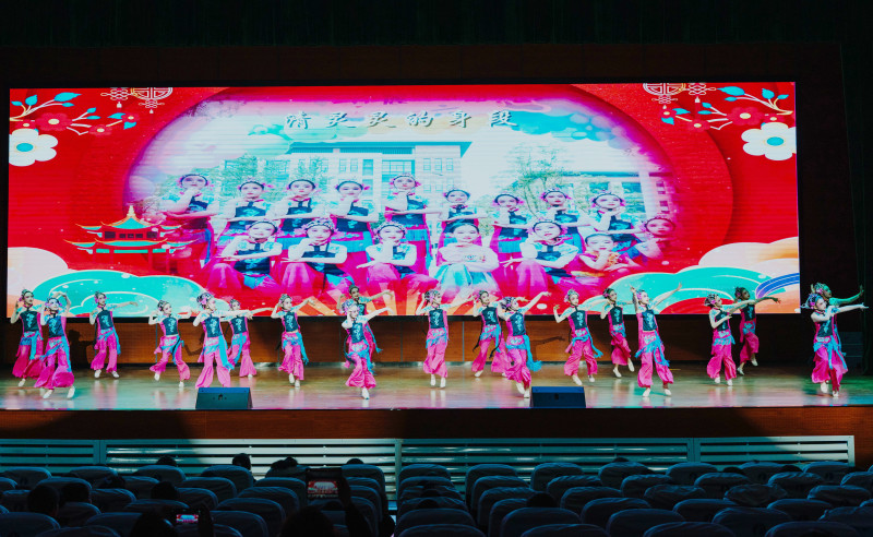 第二届“雷小锋”超燃文艺节开幕式上，“雷小锋”们正在表演节目。