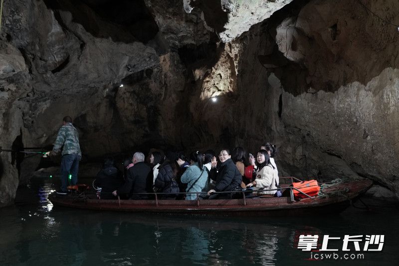 游客乘船进入梅山龙宫溶洞。