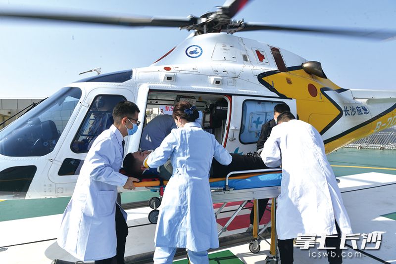 12月1日上午，浏阳航空医疗救援应急演练在浏阳市中医医院举行。长沙晚报通讯员 彭宇 摄