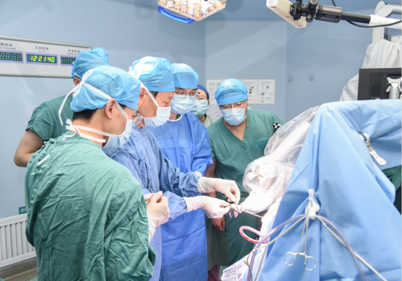 神经外科专家团队正在为患者手术。