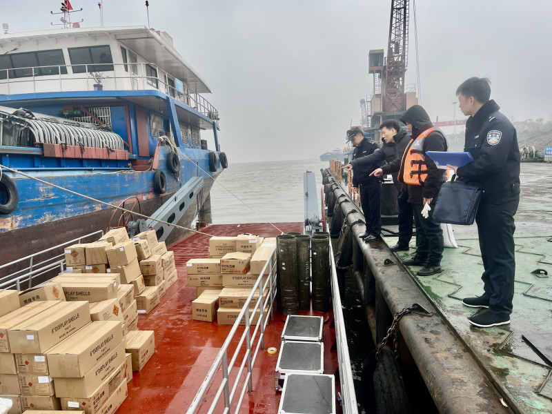 危爆大队民警检查湘江江面船舶上的礼花弹等物品。长沙市公安局 供图