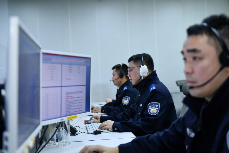 春节假期，110接警员正在接听来电。