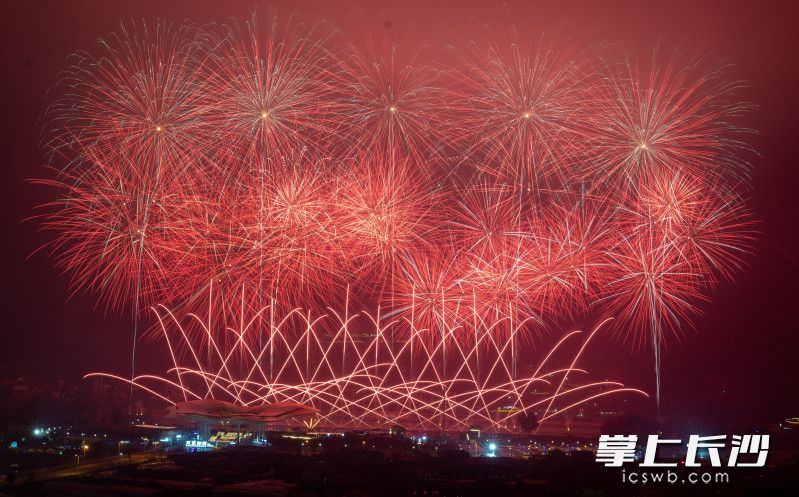 “相约浏阳河·周末看焰火”已成为浏阳亮丽的城市名片之一。