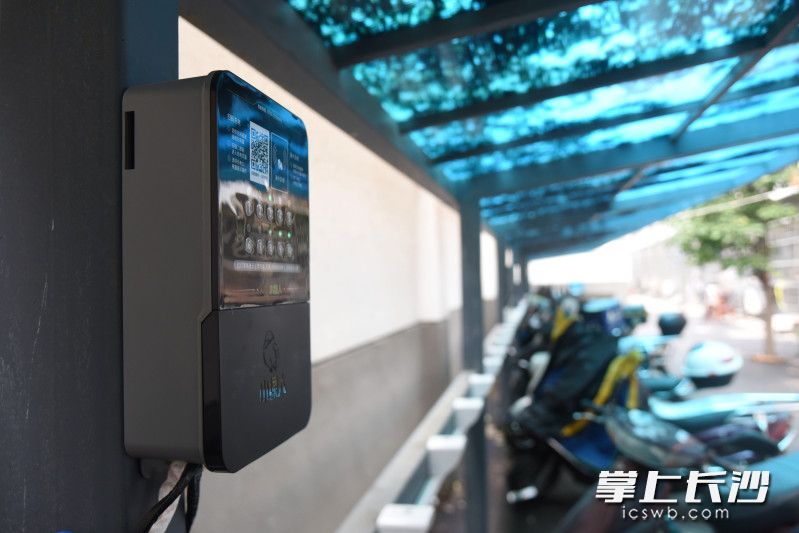 水絮塘巷59号科文宿舍后新建的电动自行车停车棚内，市民可扫码或刷卡为车辆充电。