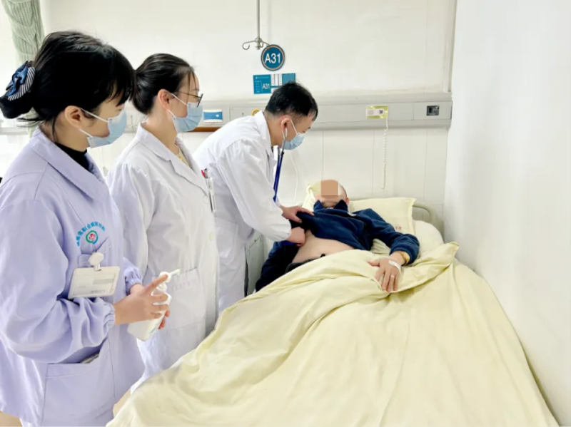省职防院职业病三科主任刘浪为患者查体。