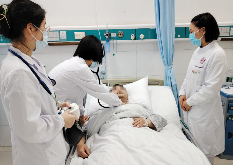 医护人员为患者查房。长沙晚报通讯员 湛江平 刘显庆 供图