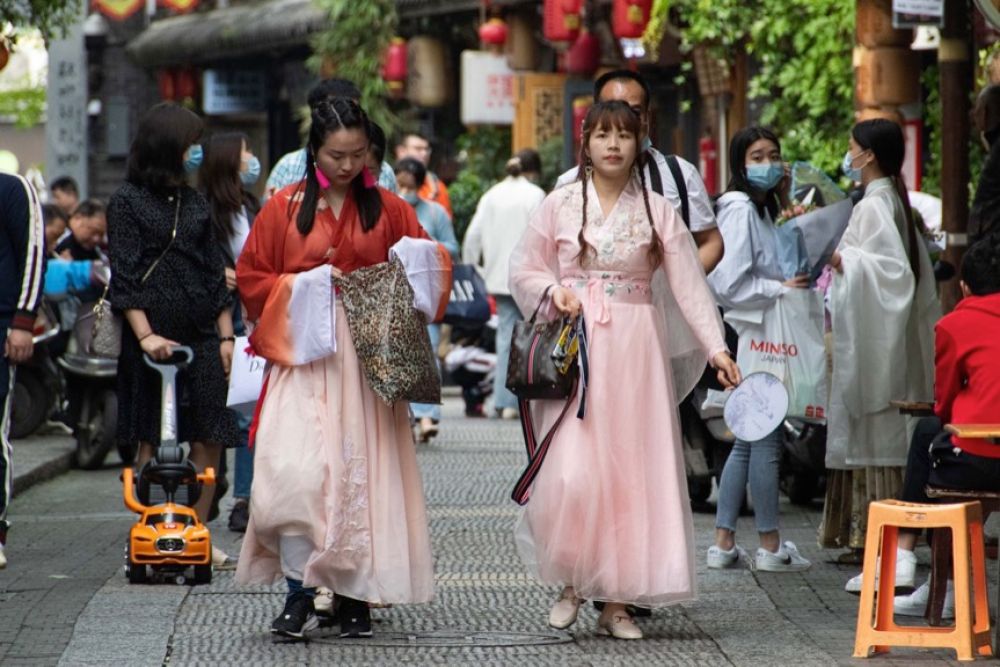 ↑游客穿着汉服在都正街上游玩（4月25日摄）。