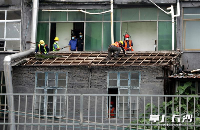 工人对多处房屋后面的违规加建部分进行了拆除。长沙晚报通讯员 刘淮 摄