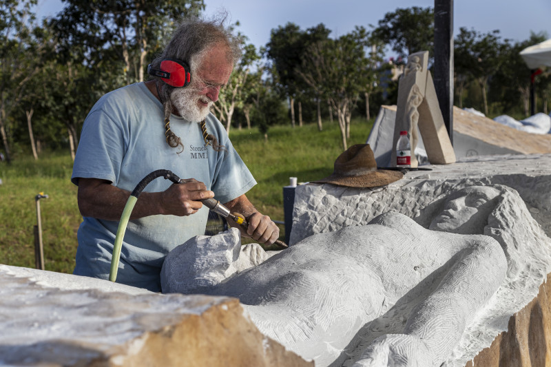 国际雕塑大师在洋湖创作。