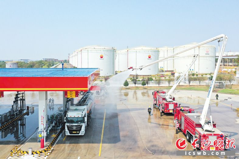 在中国石油西北销售分公司长沙油库，一场消防演练正在紧张有序开展。 长沙晚报全媒体记者 邹麟 摄