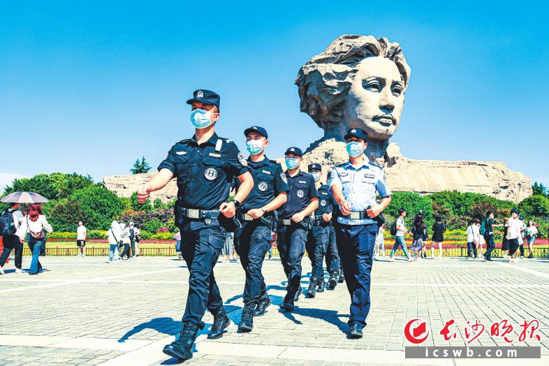 国庆假期，长沙公安民警在橘子洲巡逻，守护平安。 长沙晚报通讯员 丁洋 摄