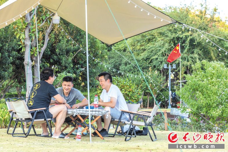 　　国庆假期，市民游客到湘江边露营游玩。长沙晚报全媒体记者 董阳 邓迪 摄影报道