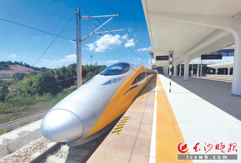 高速铁路综合检测列车从益阳南站出发，沿途进行项目综合检测。广铁集团供图