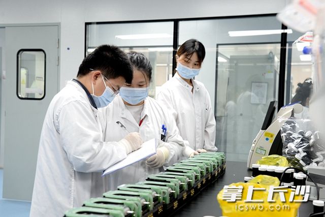 10月9日，三诺生物实验室工作人员对新产品性能进行测试。