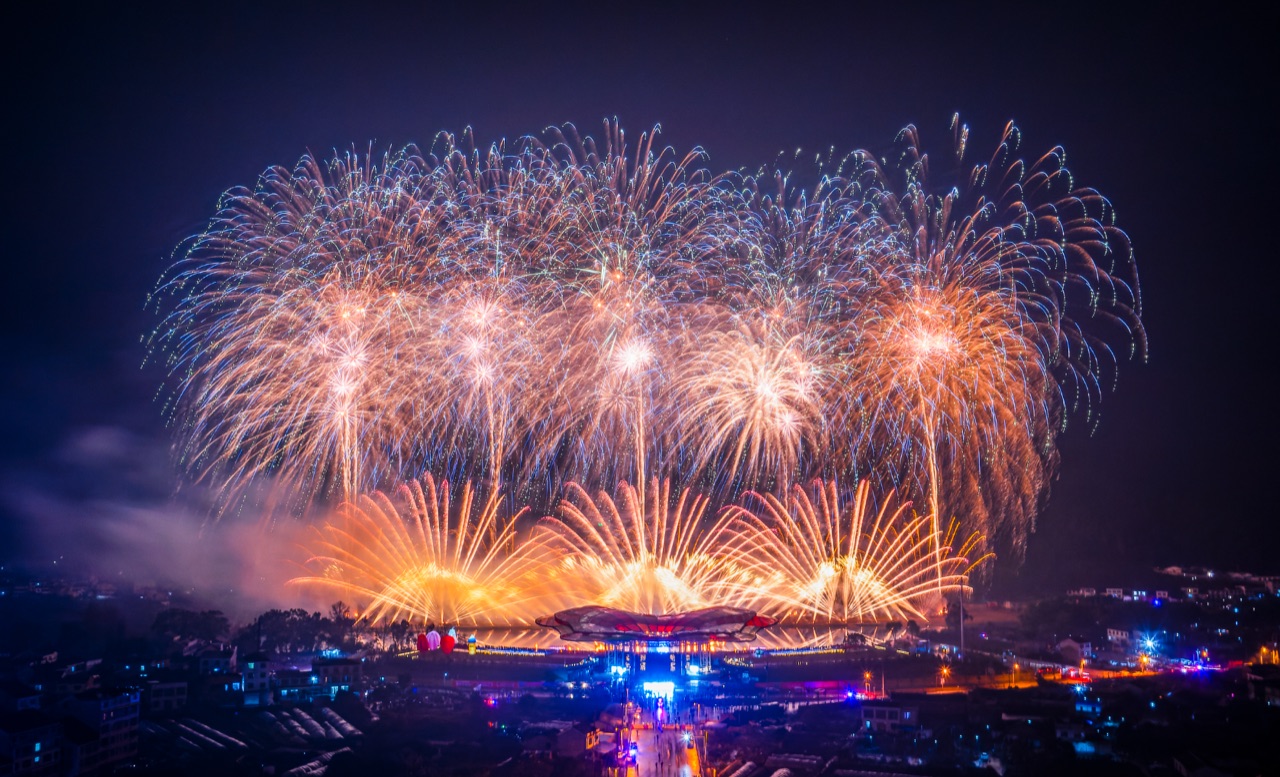 12月31日，“焰遇浏阳河·2023跨年焰火嘉年华”在浏阳天空剧院上演。长沙晚报通讯员 张伟华 摄