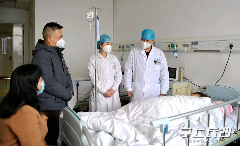 肺病·呼吸与危重症医学科主任、主任医师吴翰（右一）在查房。