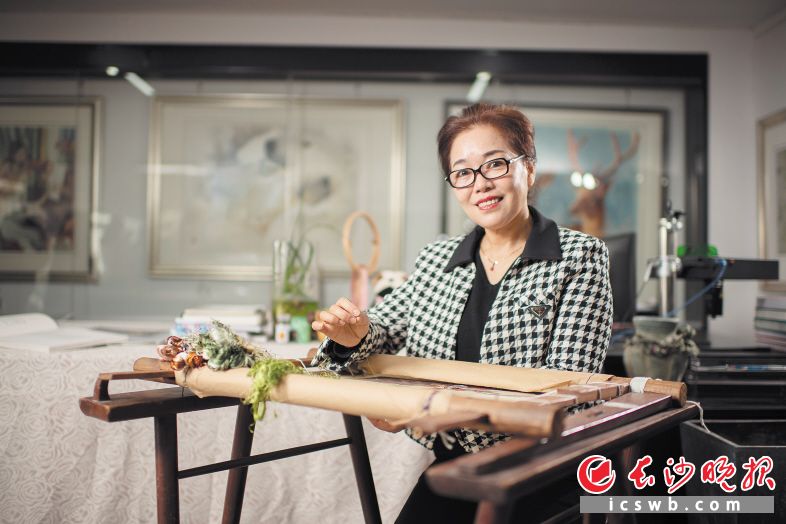长沙　　李艳，湘绣的传承者，也是创新者，她具有深厚的油画功底，将绘画与湘绣技法结合，创作了一大批享誉国际的名作。