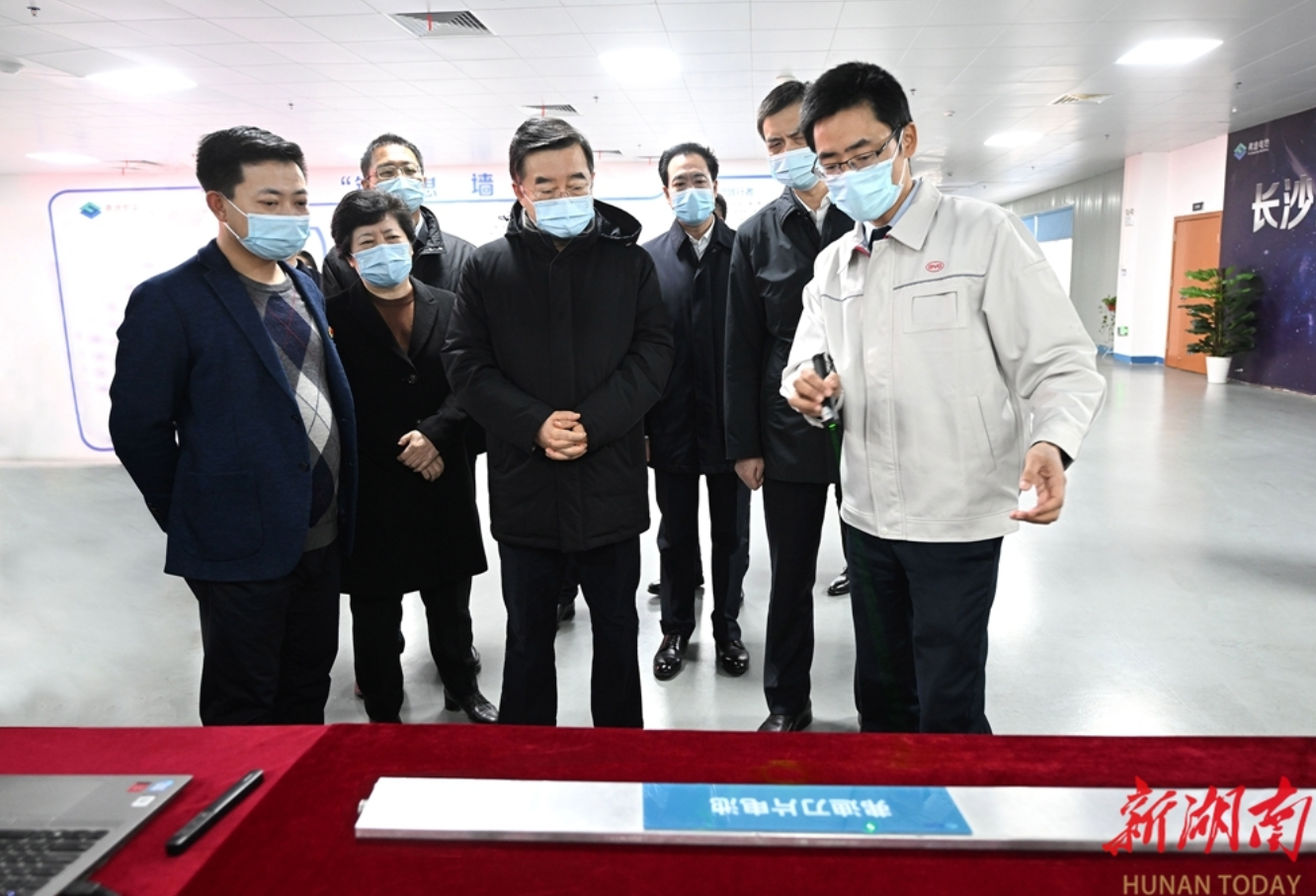 2月3日，张庆伟在长沙弗迪电池有限公司调研。以上图片均由 湖南日报全媒体记者 唐俊  摄