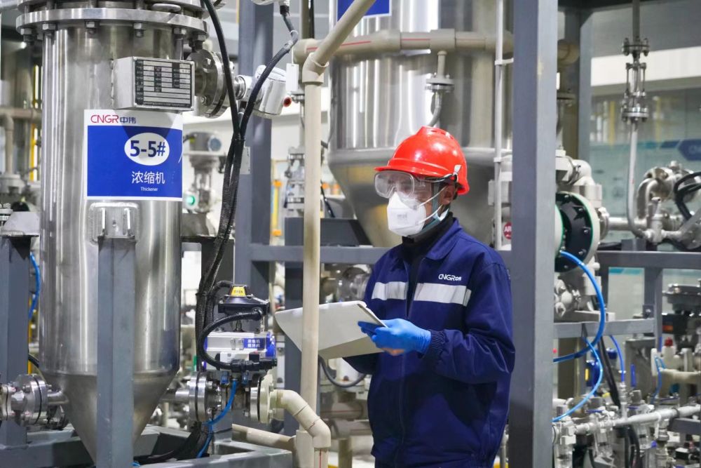 大年初一，湖南中伟新能源科技有限公司的工作人员在对自动运行的生产设备进行点检和参数核对。（受访者供图）