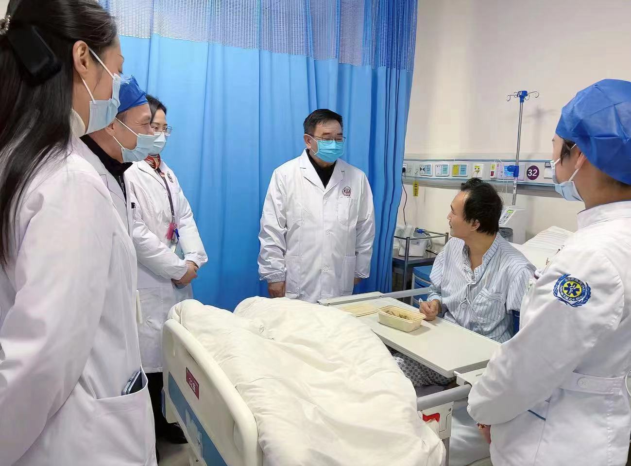 近日，湖南省人民医院院长谭李红带队慰问ECMO（体外膜肺氧合）撤机后的患者并细心叮嘱。均为医院供图