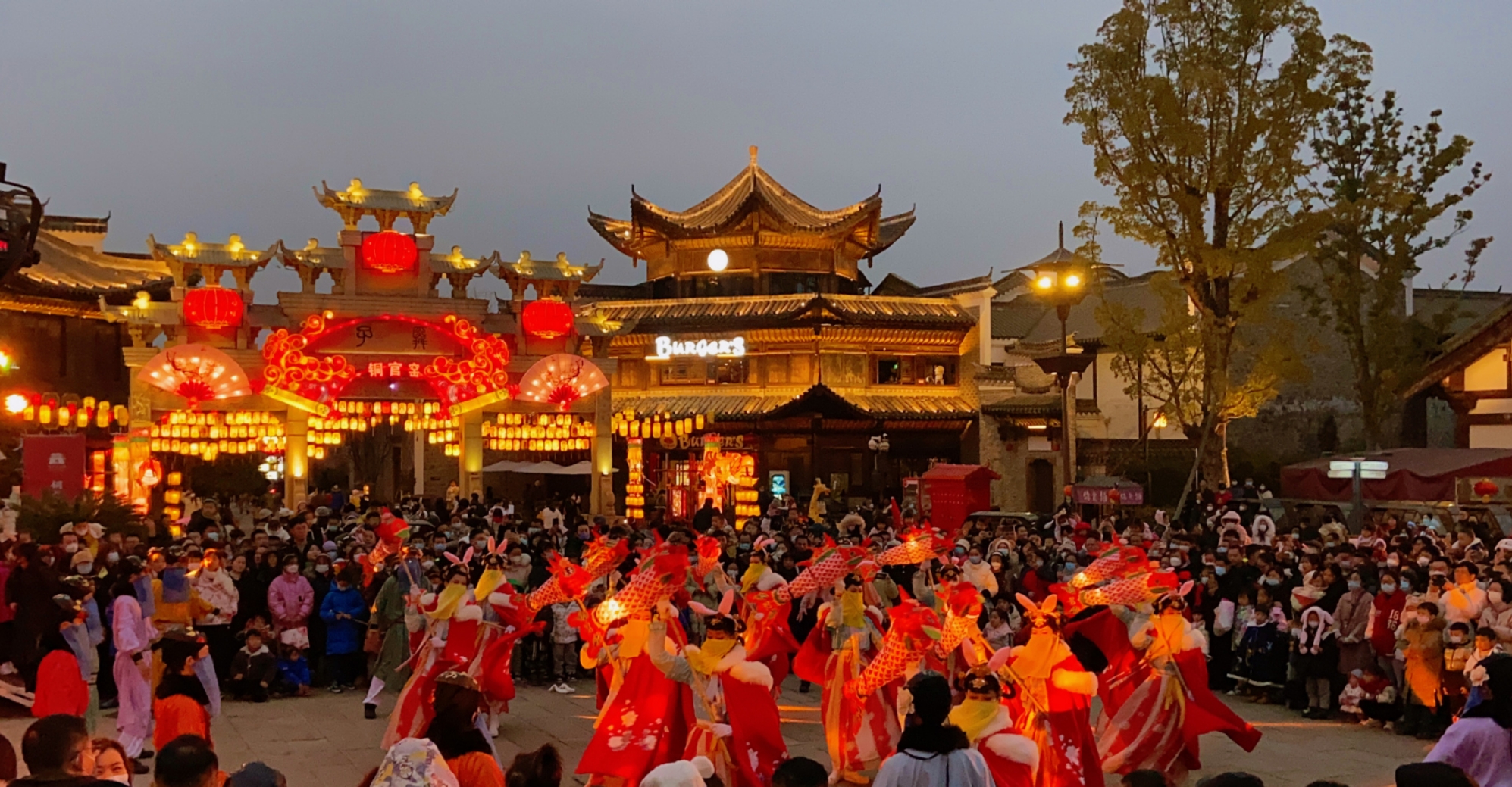 长沙新华联铜官窑古镇灯会增添了“国潮”元素，人气满满。资料图片