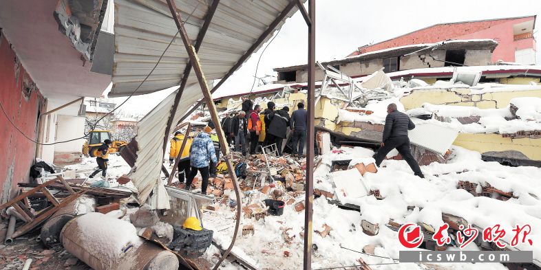 　　2月7日，人们在土耳其卡赫拉曼马拉什省的埃尔比斯坦地区展开救援工作。 新华社记者 沙达提 摄