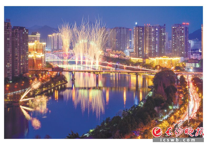 25日晚上8时，浏阳2023年首场周末焰火秀在浏阳河风光桥河段举行。 长沙晚报通讯员 熊剑 摄