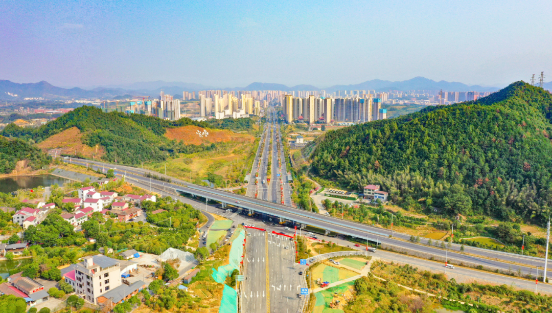 2022年，金阳大道实现全线通车。彭红霞 摄