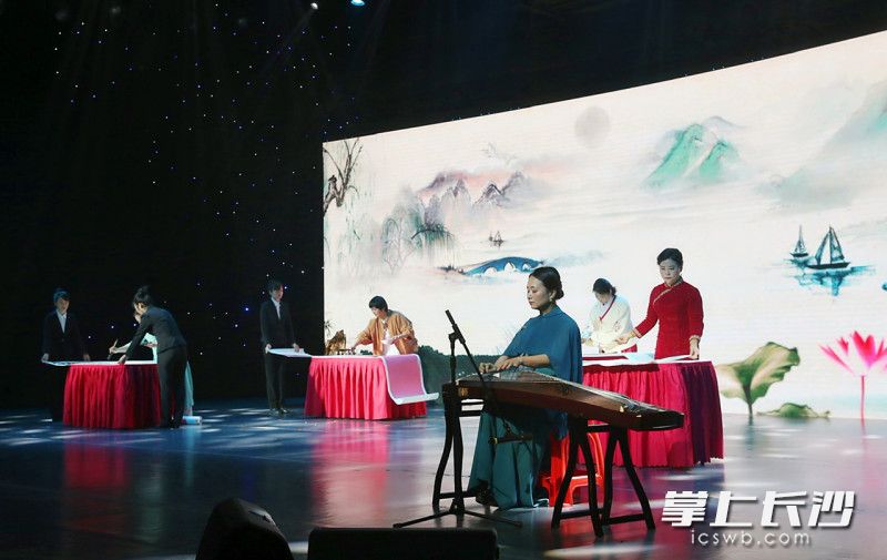 来自湘赣边各县市区的女艺术家们，在活动现场表演节目。