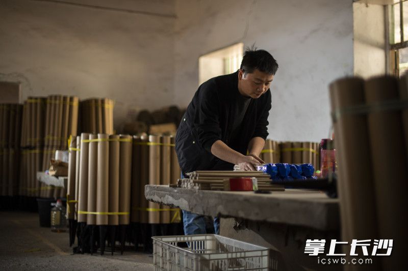 大学毕业之后，李浪进入父亲的工厂，从装箱打杂做起，完整熟悉了整个烟花生产流程。