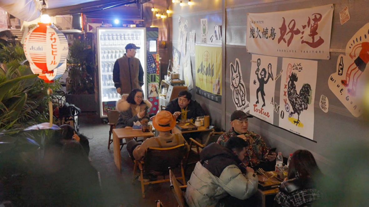 Photo shows the “Lucky” yakitori stall run by Li Yin (People’s Daily Online/Yuan Meng)