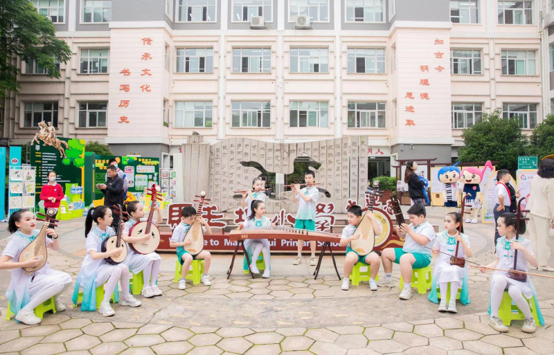 马王堆小学的孩子们用精彩的民乐演奏欢迎入校来宾。长沙晚报通讯员曹敏摄